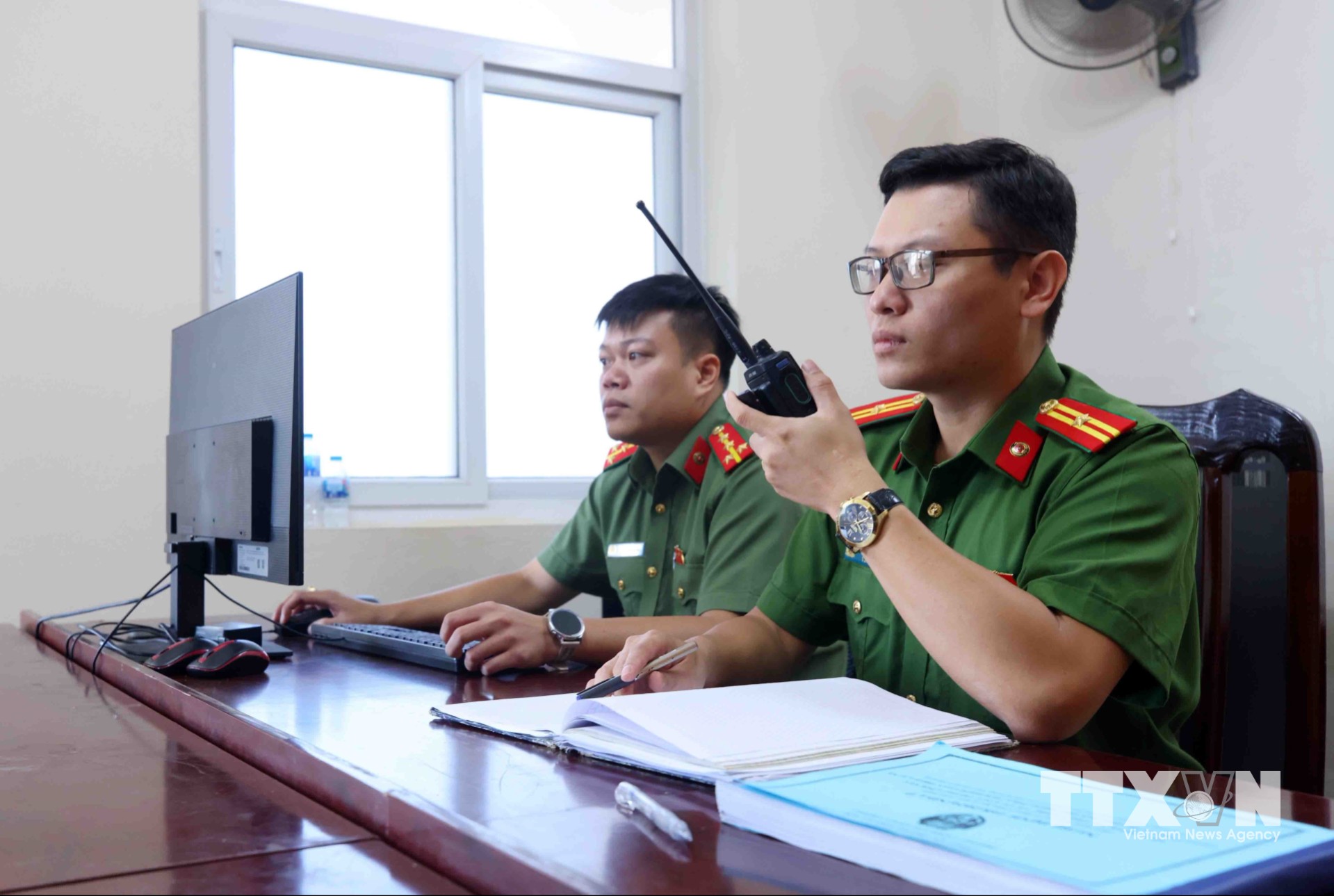 Thông qua hệ thống Camera An ninh phát hiện các hành vi vi phạm, cán bộ, chiến sĩ Công an phường Hai Bà Trưng tại trung tâm giám sát camera thông báo cho Tổ công tác địa bàn nhanh chóng có mặt tại hiện trường để xử lý theo quy định của pháp luật. (Ảnh: Phạm Kiên/TTXVN)